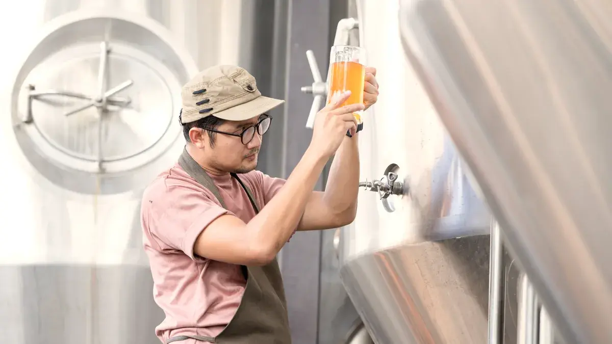 台灣精釀啤酒品牌的釀酒師在酒廠現場把關每一批品質