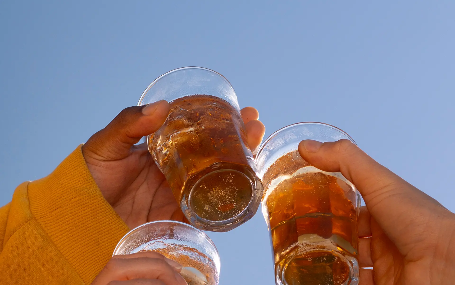 三五好友舉起湧金啤酒乾杯