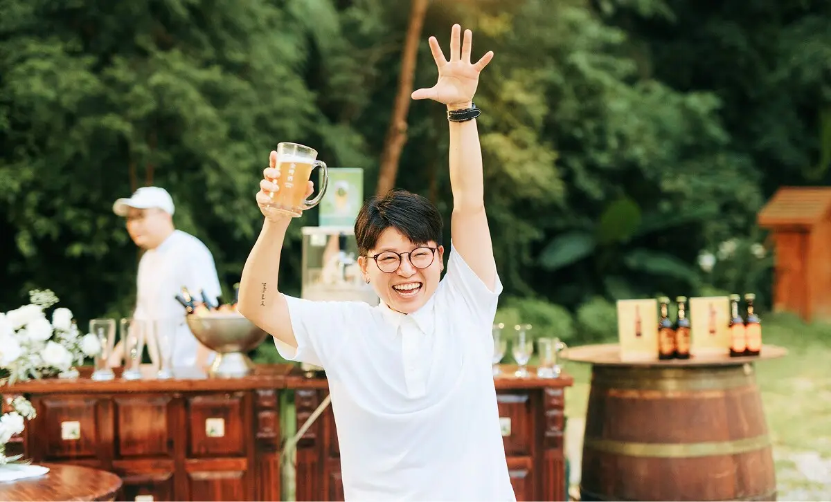 湧金啤酒活動現場，來賓舉杯歡呼