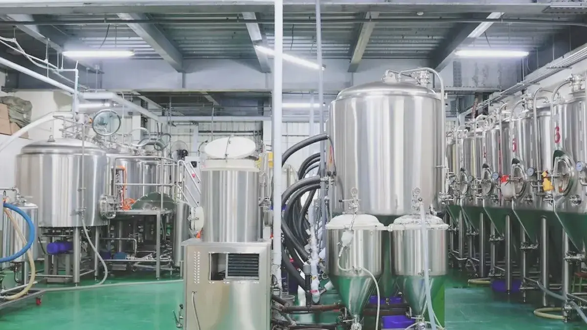 湧金位於桃園龜山的台灣精釀啤酒廠廠房實景，不鏽鋼糖化槽與發酵槽沿著動線排開
