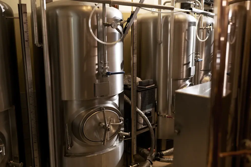 台灣精釀啤酒廠的糖化槽與發酵槽並排，啤酒廠參觀時可以近距離看到整條釀造動線