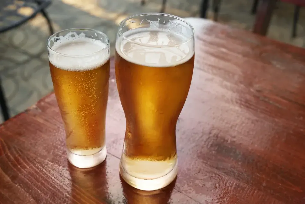 清澈淡金黃的 West Coast IPA 與濃霧果汁感的 New England IPA 並排比較外觀差異